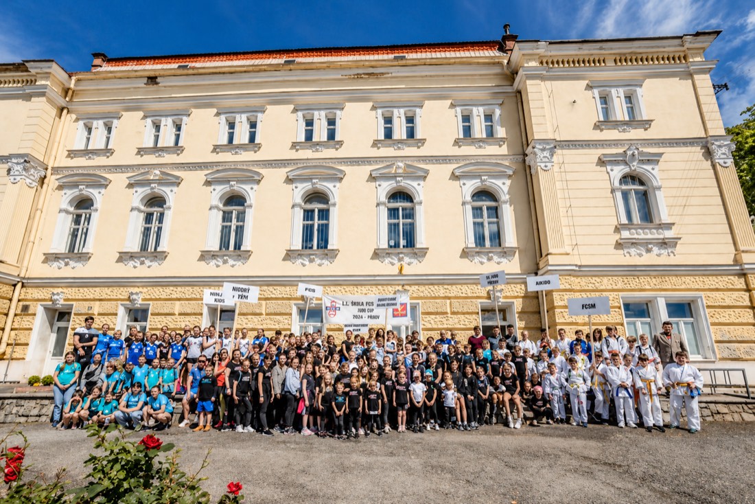 Sraz oddílů před budovou sokolovny